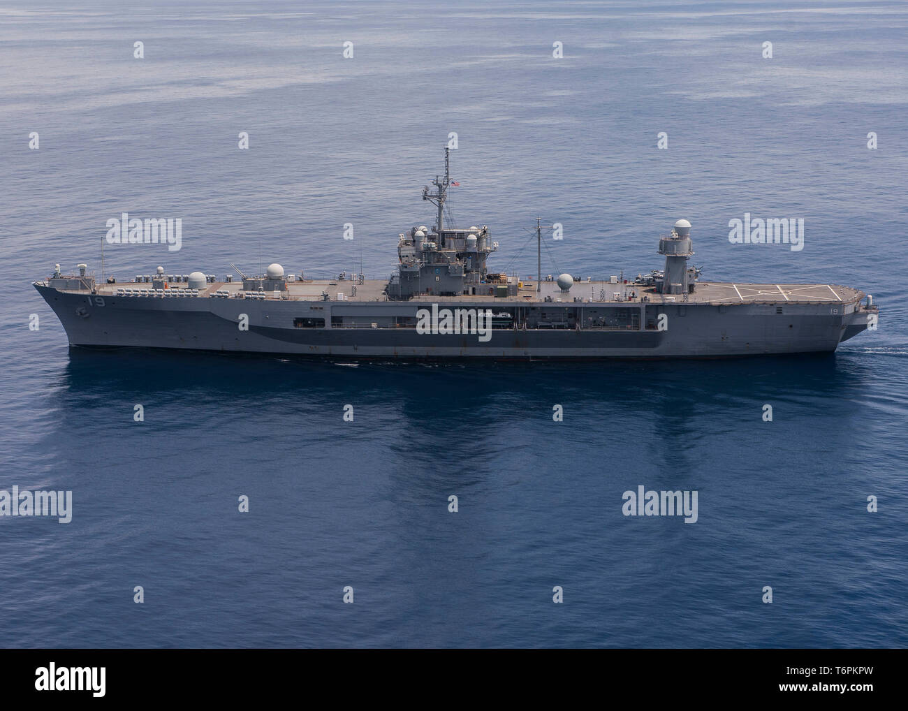 Sul mare del sud della Cina (27 aprile 2019) - USA 7 ammiraglia della flotta USS Blue Ridge (LCC 19) vapori anche se il Mare della Cina del Sud. Blue Ridge è la più antica nave operativa in marina e, come 7 comando della flotta navale, lavora attivamente per promuovere le relazioni con gli alleati e partner nella regione Indo-Pacifico. (U.S. Foto di Marina di Massa lo specialista di comunicazione 2a Jimmy ONGS) Foto Stock