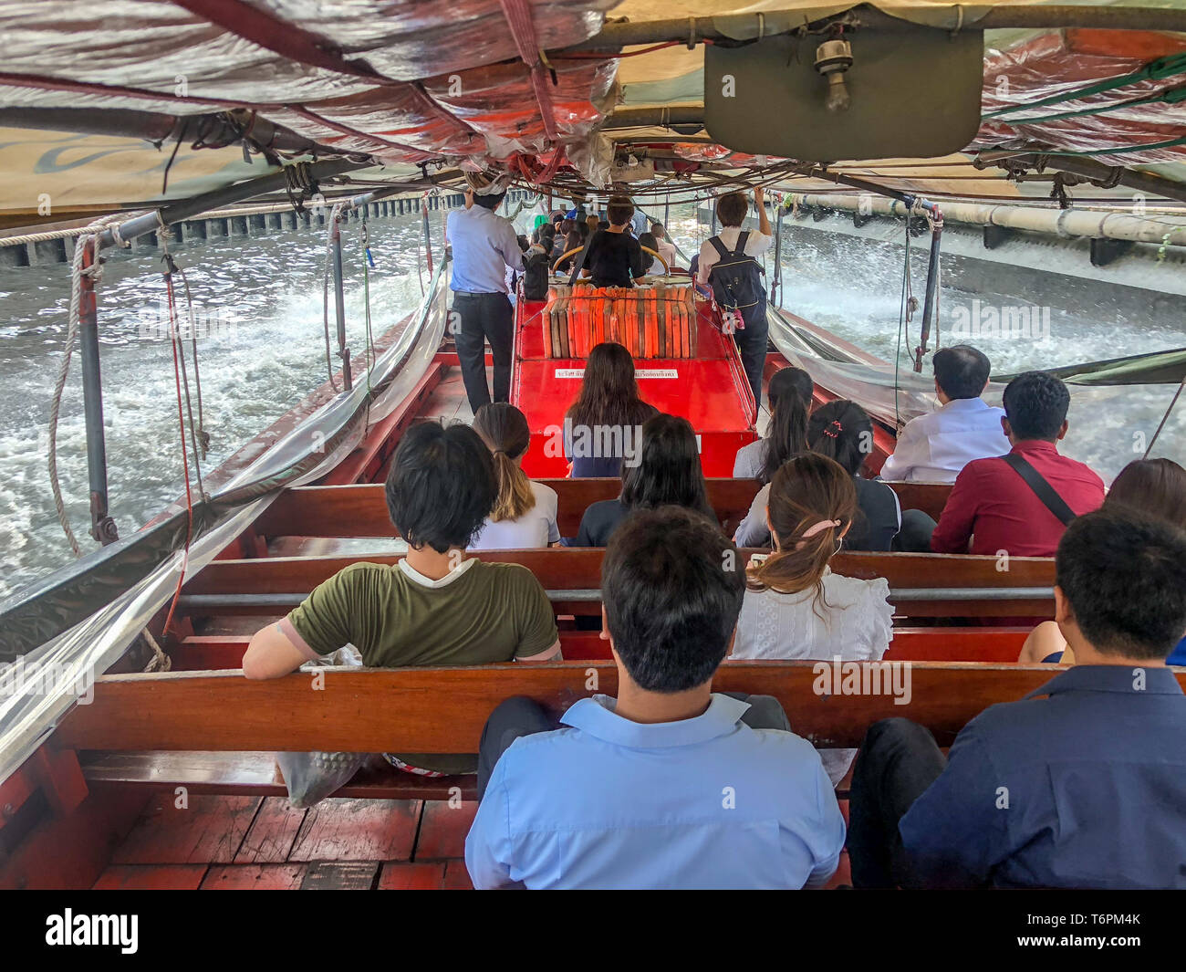 Bangkok, Tailandia - 23 Apr, 2018: popolo tailandese nel saen saep canal boat, trasporto a lavorare nella loro normale giornata. Foto Stock