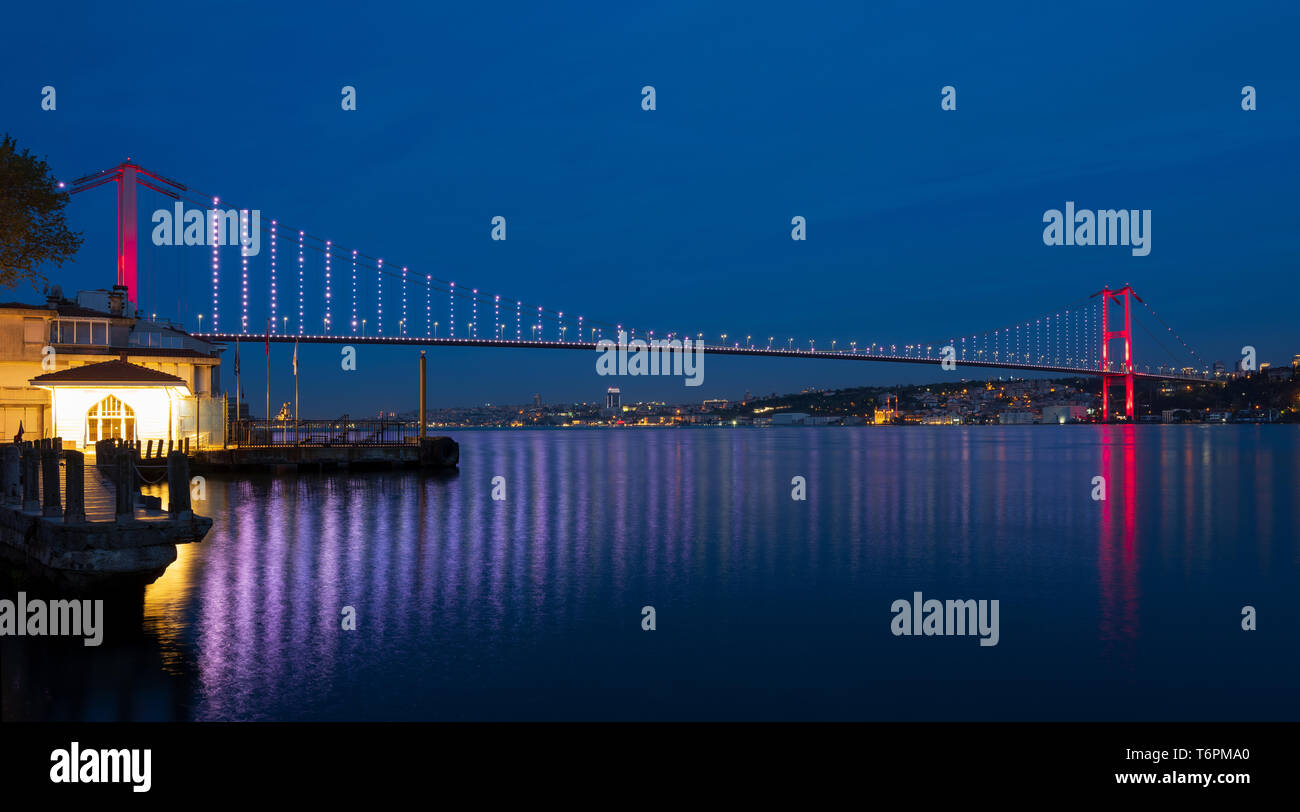 Istanbul Ponte sul Bosforo (turco;15 Temmuz Şehitler Köprüsü) vista da Beylerbeyi. Istanbul, Turchia Foto Stock