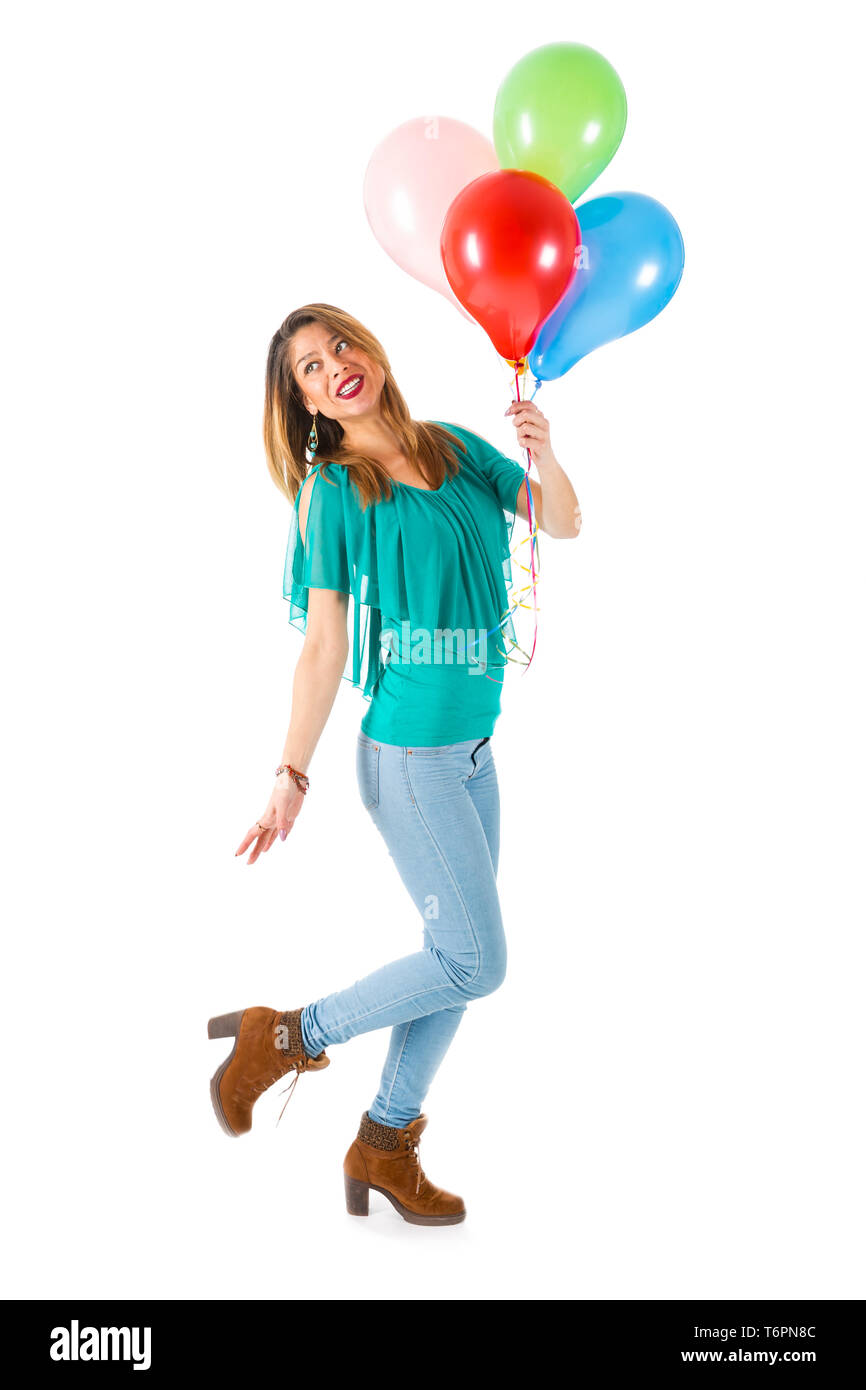 Bella donna azienda palloncini colorati isolati su sfondo bianco Foto Stock