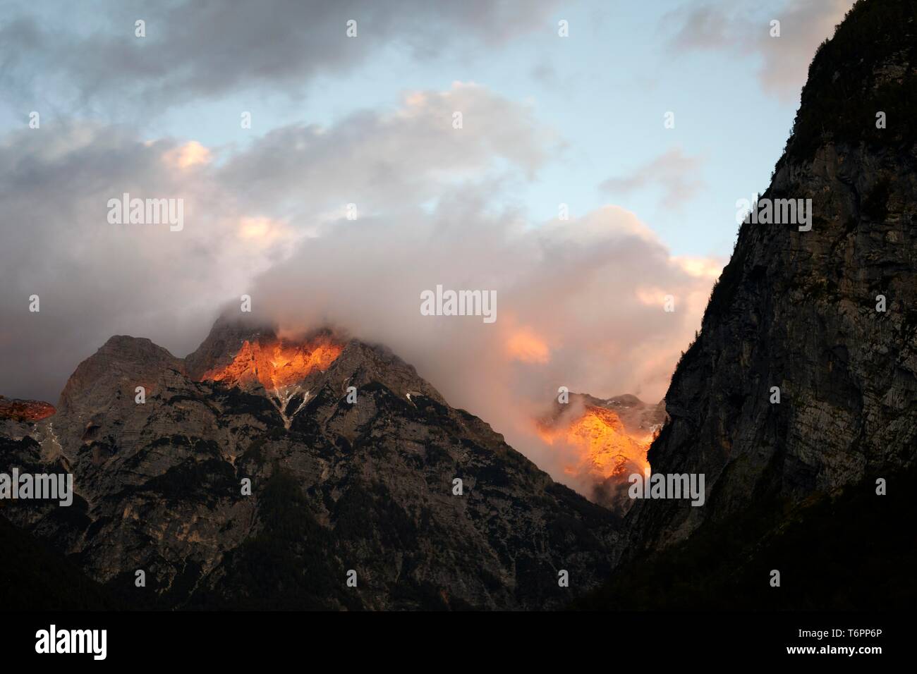 Ultima luce del sole sulle cime di montagna nelle Alpi Giulie, Slovenia, Europa Foto Stock