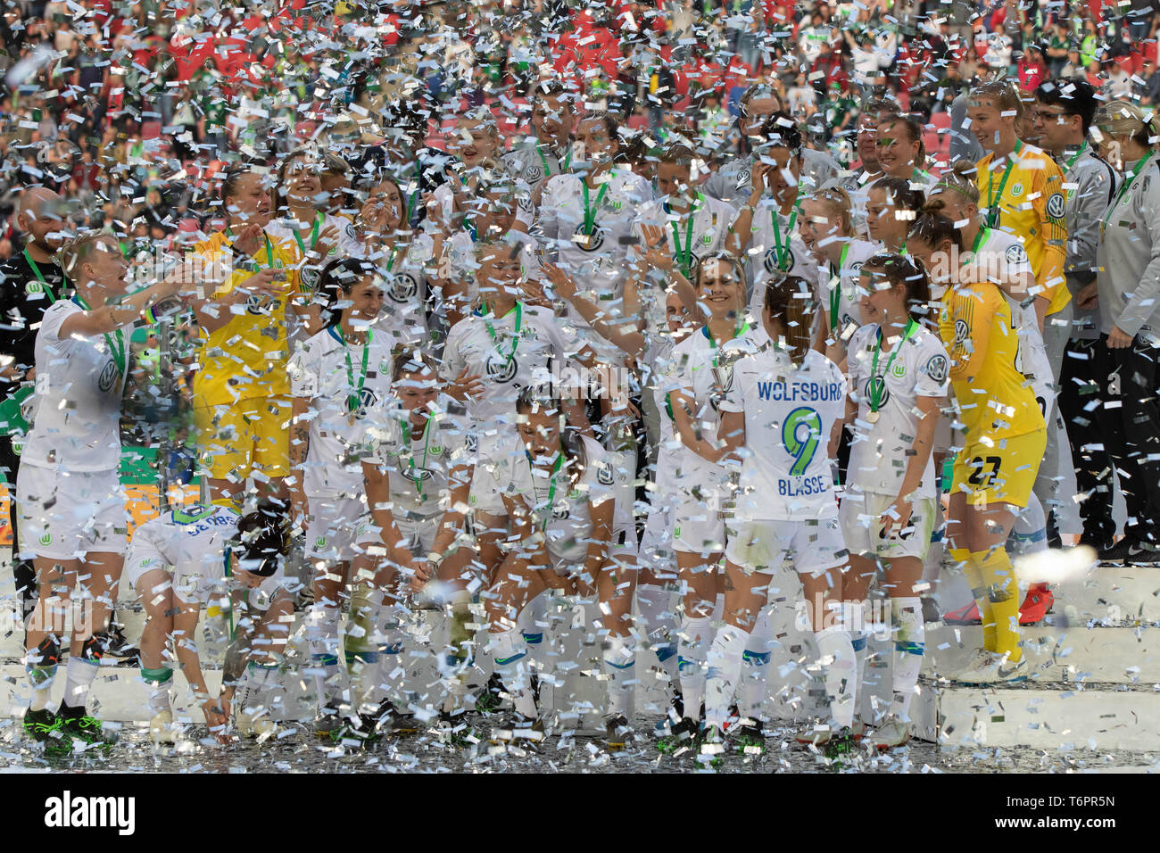 Colonia, Germania può1 2019, donne finale della coppa calcistica, VFL Wolfsburg vs SC Freiburg: Wolfsburg team festeggia con il trofeo. Regolamenti DFB PRO Foto Stock