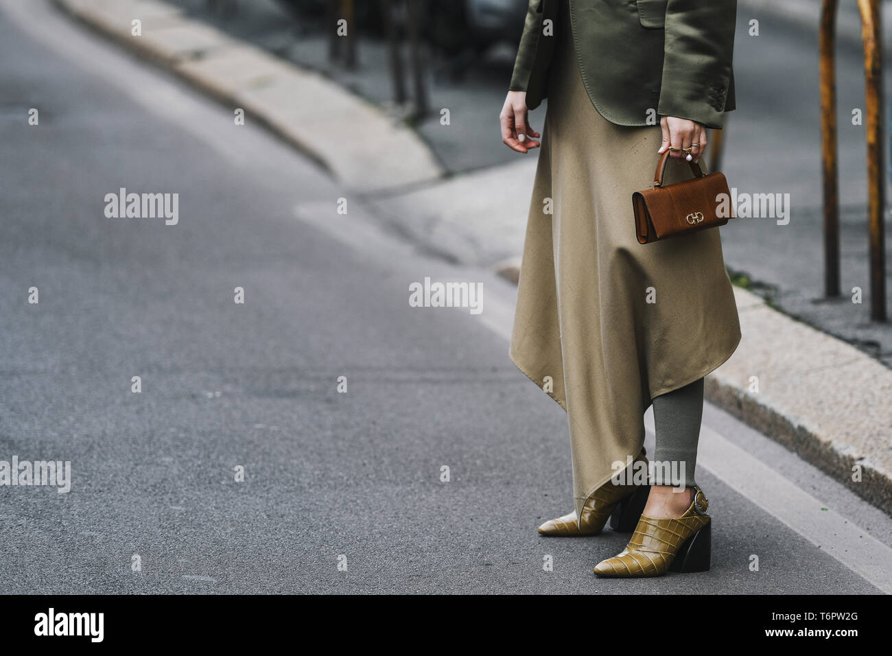 Milano, Italia - 23 Febbraio 2019: Street style - Outfit dettagli prima di una sfilata di moda durante la Settimana della Moda Milanese - MFWFW19; Foto Stock