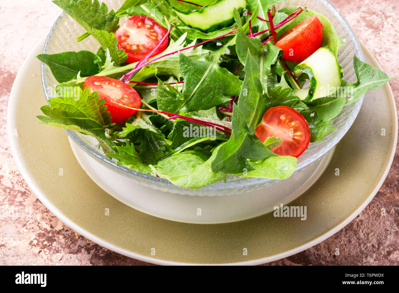 Una sana insalata di verdure fresche di pomodoro, cetriolo, erbe e lattuga.il cibo sano Foto Stock