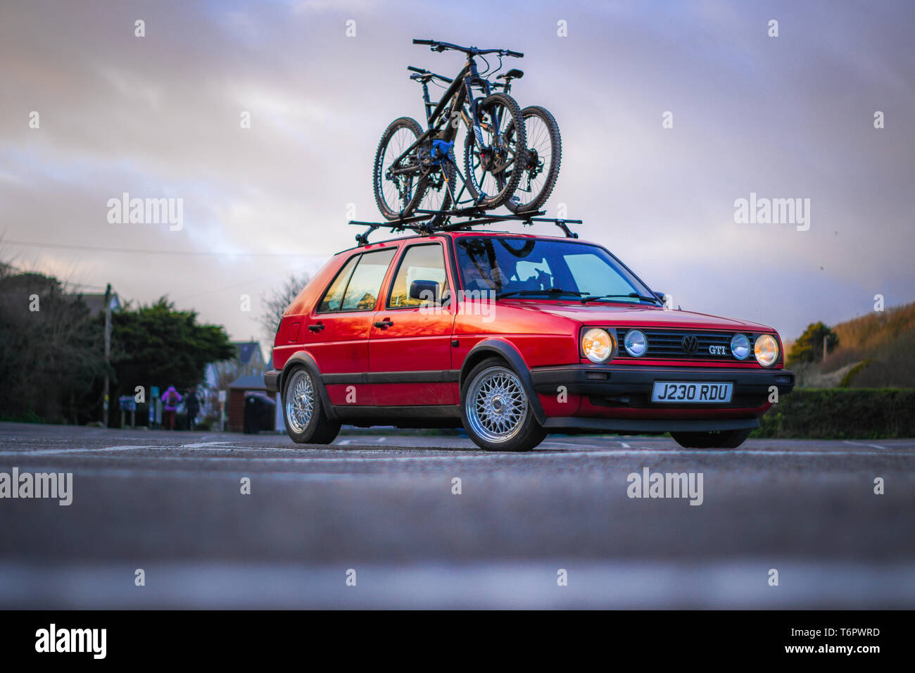 Volkswagen MK2 Golf GTI la presa di posizione della show car Porthcurno Parcheggio Auto Portabiciclette MTB avventura di viaggio Lifestyle Classic Car Foto Stock