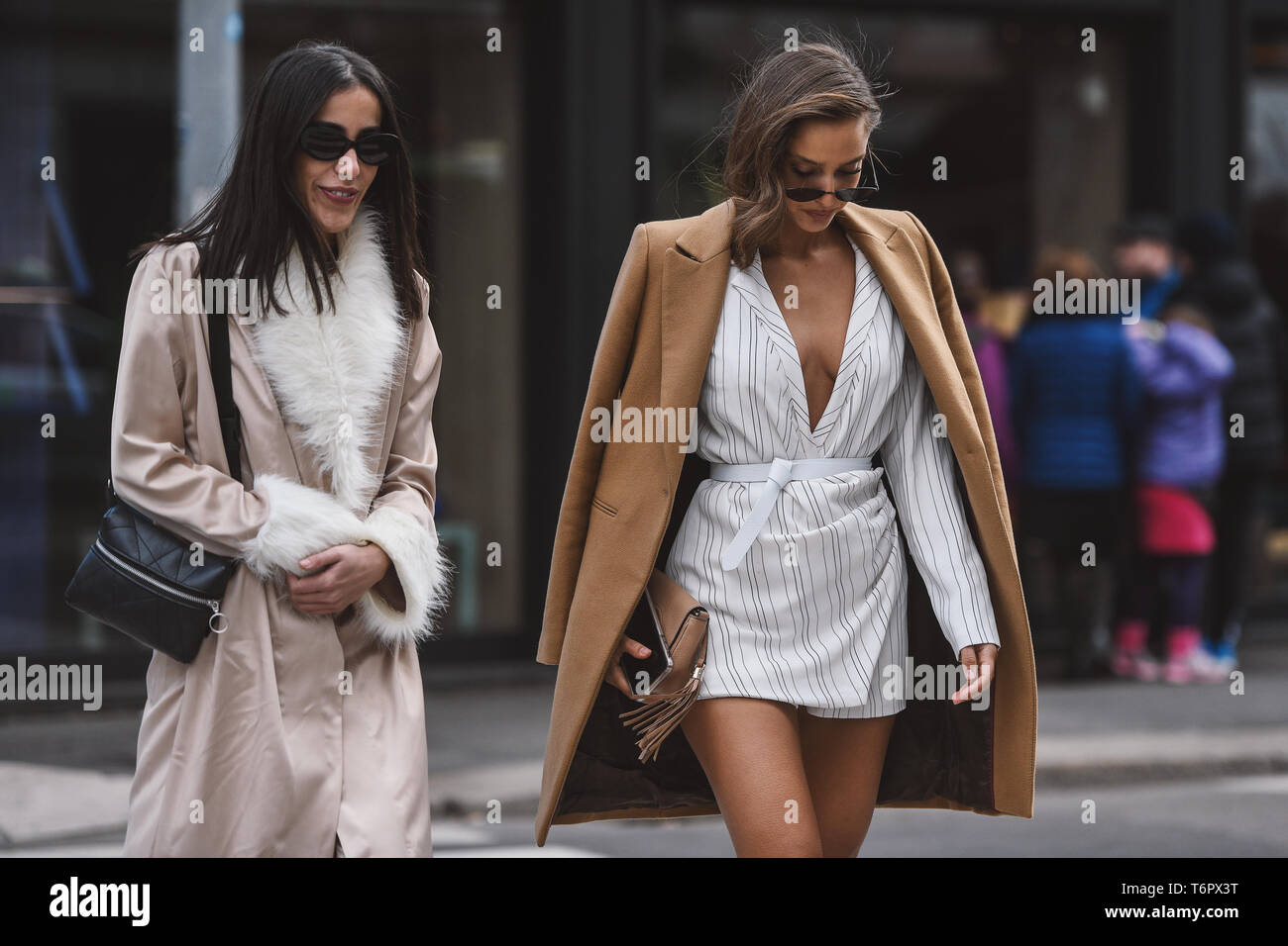 Milano, Italia - 23 Febbraio 2019: Street style - Abiti prima di una sfilata di moda durante la Settimana della Moda Milanese - MFWFW19 Foto Stock