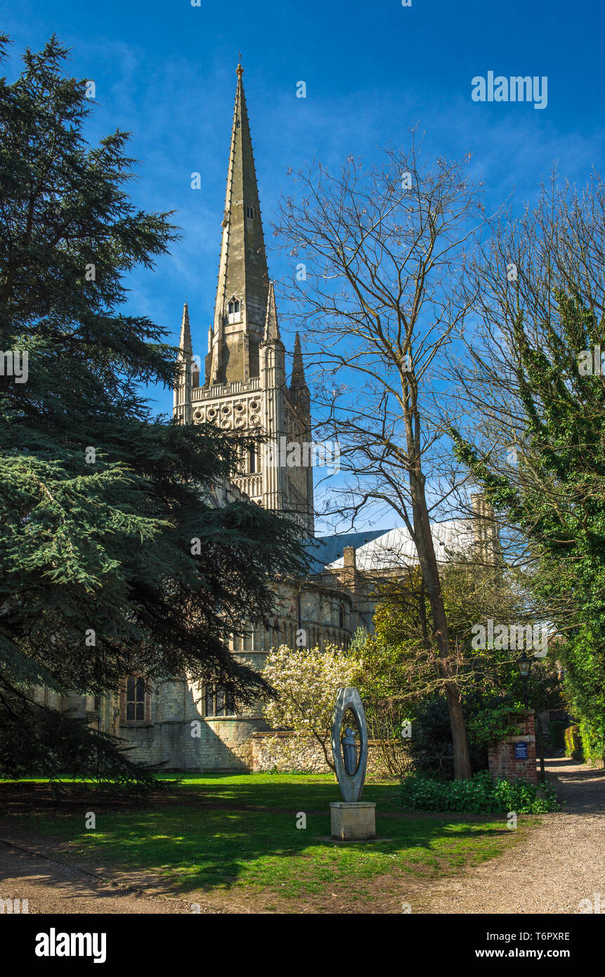 Norwich Cathedral in centro città di Norwich, Norfolk, East Anglia, Inghilterra, Regno Unito. Foto Stock