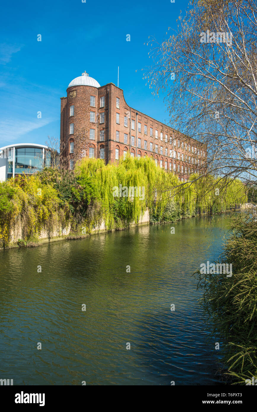 Una vista dell'ex mulino tessile ora il sito di John Jarrold il Museo della Stampa dal fiume Wensum a Norwich, Norfolk, Inghilterra, Regno Unito. Foto Stock