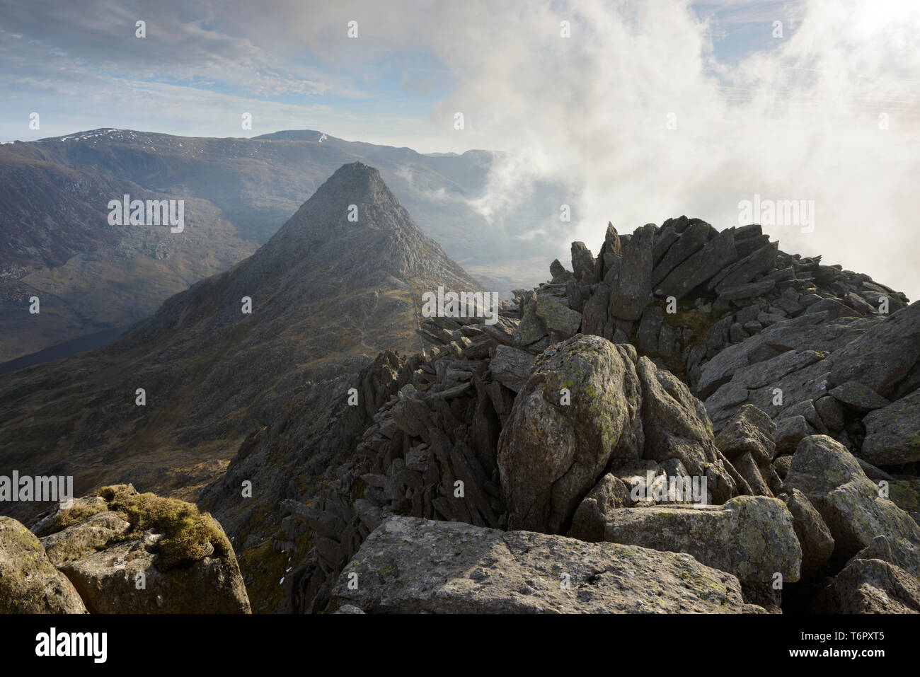 Tryfan, visto dalla parte superiore della cresta di bristly sul Glyder Fach, Snowdonia. Foto Stock