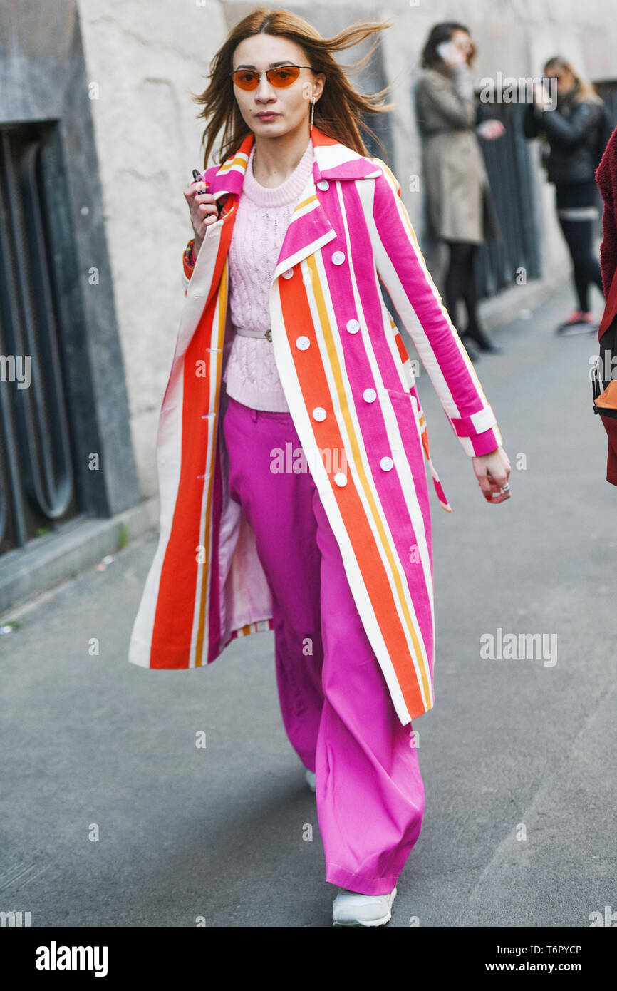 Milano, Italia - 24 Febbraio 2019: Street style - outfit prima di una sfilata di moda durante la Settimana della Moda Milanese - MFWFW19 Foto Stock