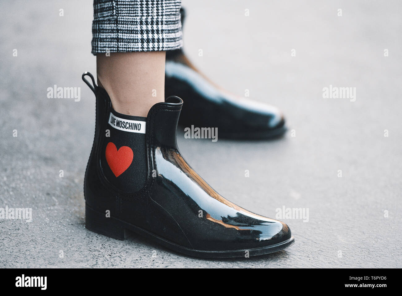 Milano, Italia - 24 Febbraio 2019: Street style - Moschino stivali dettaglio dopo una sfilata di moda durante la Settimana della Moda Milanese - MFWFW19 Foto Stock