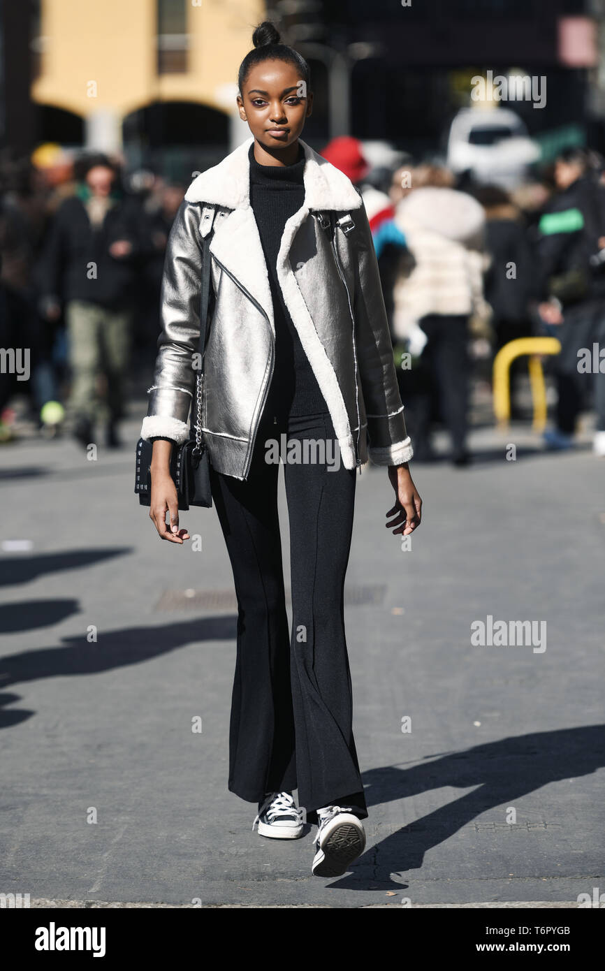 Milano, Italia - 24 Febbraio 2019: Street style - outfit dopo una sfilata di moda durante la Settimana della Moda Milanese - MFWFW19 Foto Stock