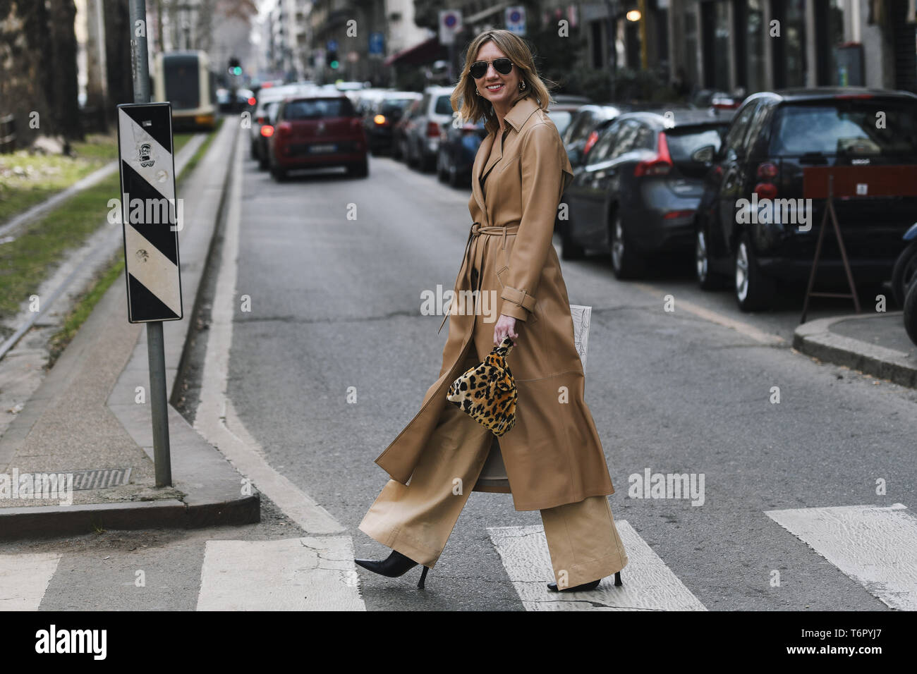 Milano, Italia - 24 Febbraio 2019: Street style - outfit dopo una sfilata di moda durante la Settimana della Moda Milanese - MFWFW19 Foto Stock