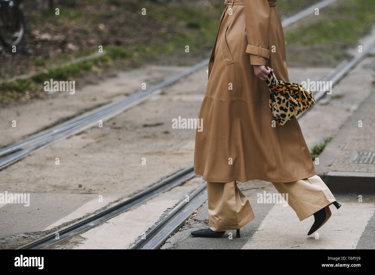 Milano, Italia - 24 Febbraio 2019: Street style - pastelli dopo una sfilata di moda durante la Settimana della Moda Milanese - MFWFW19 Foto Stock