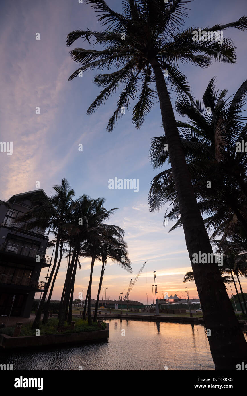 Un inizio di mattina vista dall'interno di Durban del punto Waterfront i- un moderno in corso di rigenerazione urbana di sviluppo/progetto situato nel punto, Durban. Foto Stock