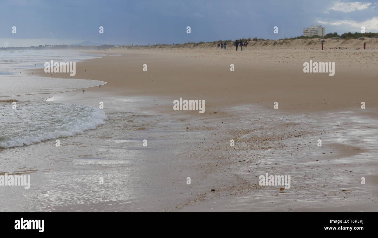 La spiaggia di Praia Verde su un nuvoloso giorno di primavera Foto Stock