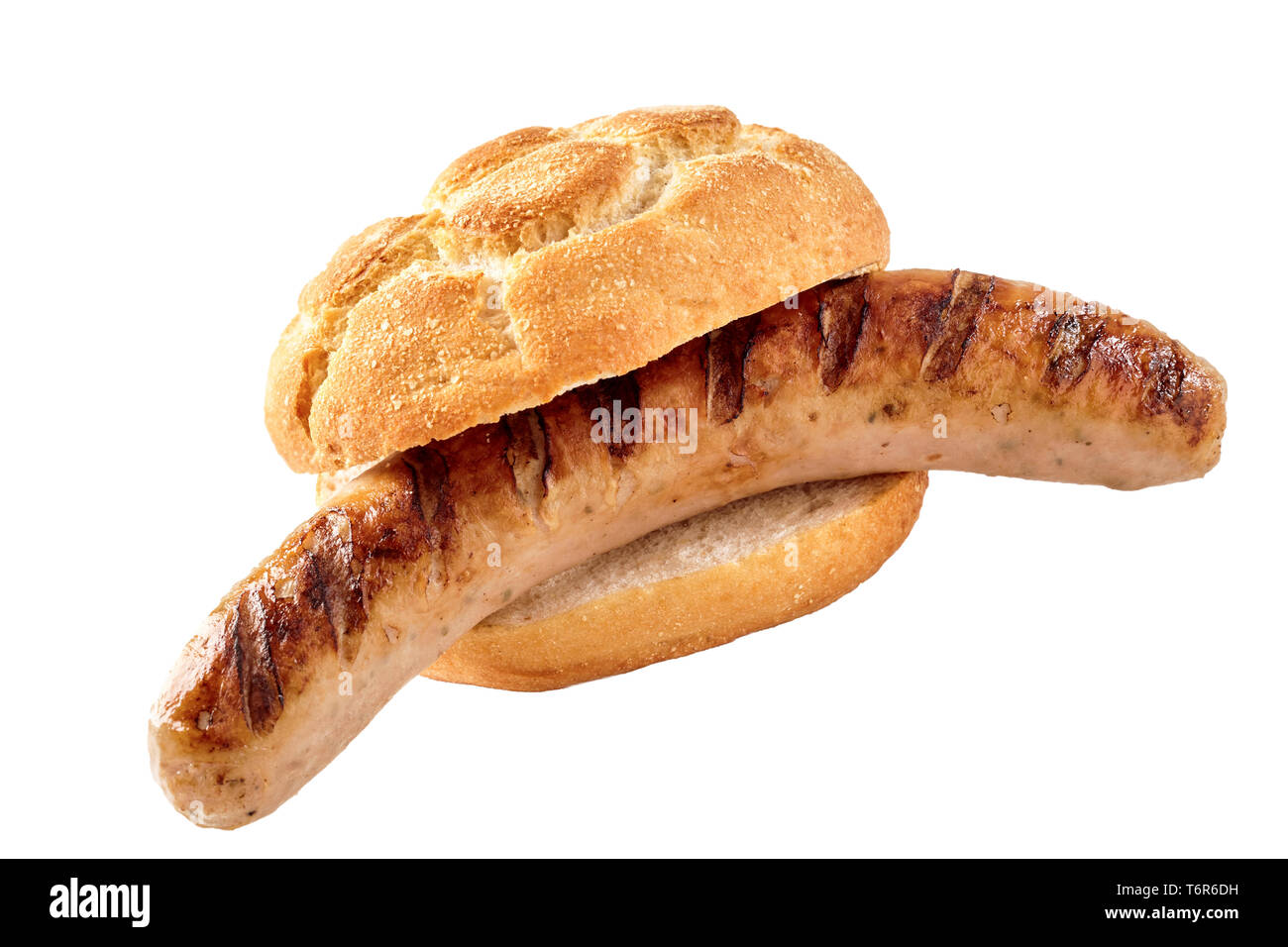 Una disseccata salsiccia alla brace in un cilindro di pane croccante con uno sfondo bianco e copia di spazio. Foto Stock