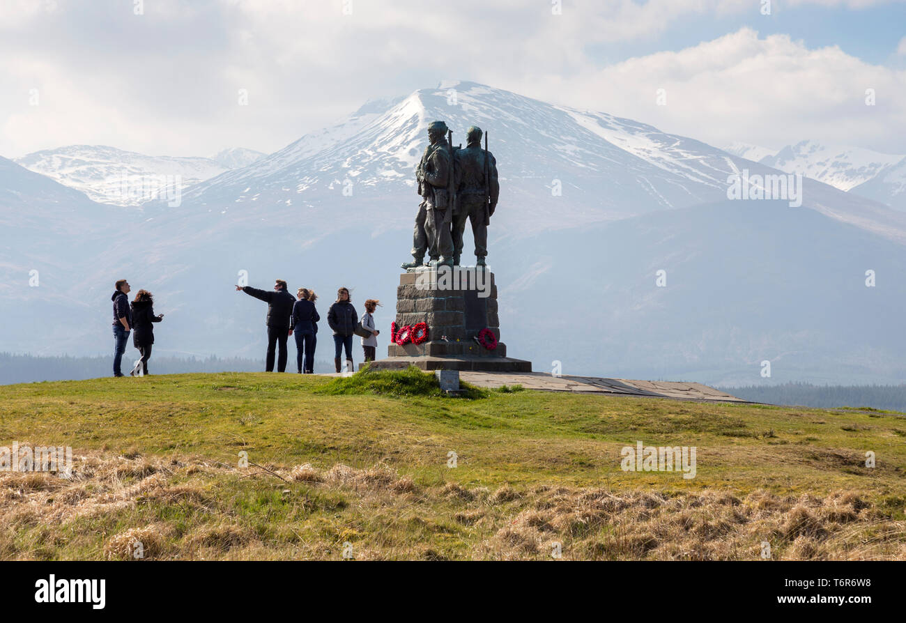 I turisti al commando Memorial vicino a Spean Bridge, Highlands scozzesi, Scotland, Regno Unito Foto Stock