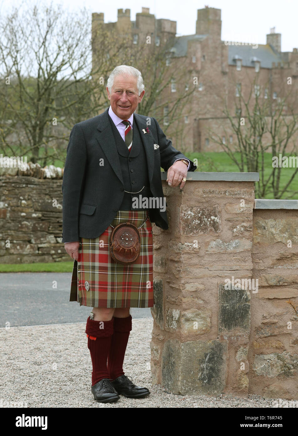 Il principe Carlo, Duca di Rothesay come egli è conosciuto in Scozia in posa per una fotografia di fronte al Castello di Mey dopo che ha aperto ufficialmente il granaio sistemazione presso il Castello di Mey Foto Stock