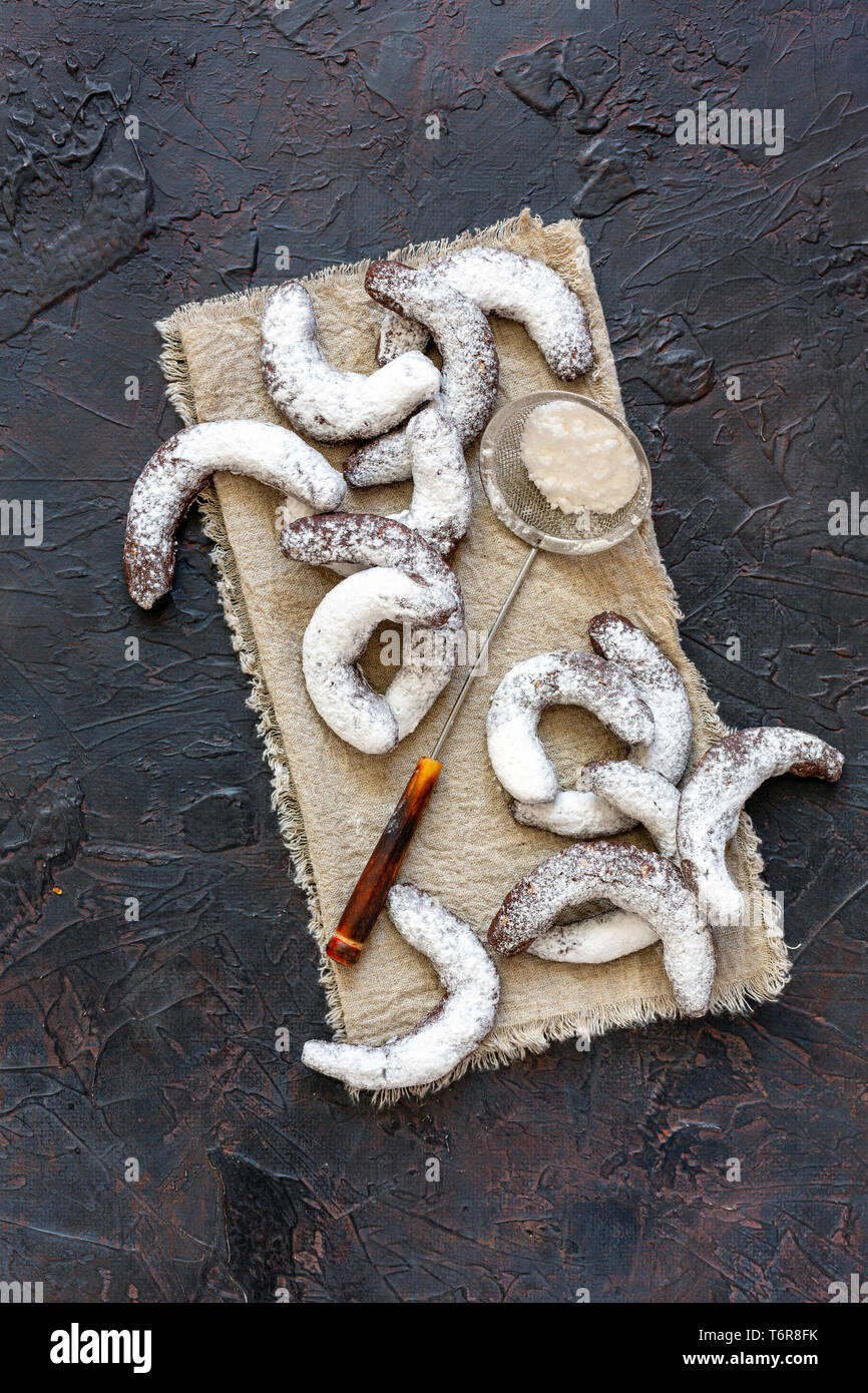 Tradizionali biscotti di Natale nella forma di un сrescent. Foto Stock