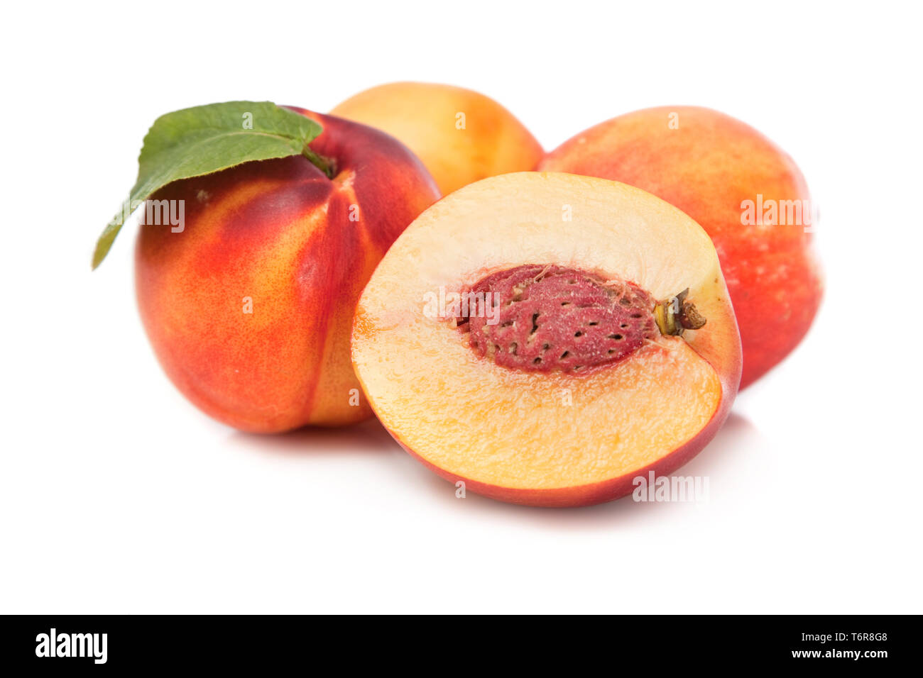 Concetto di frutta con pesche close up su bianco Foto Stock