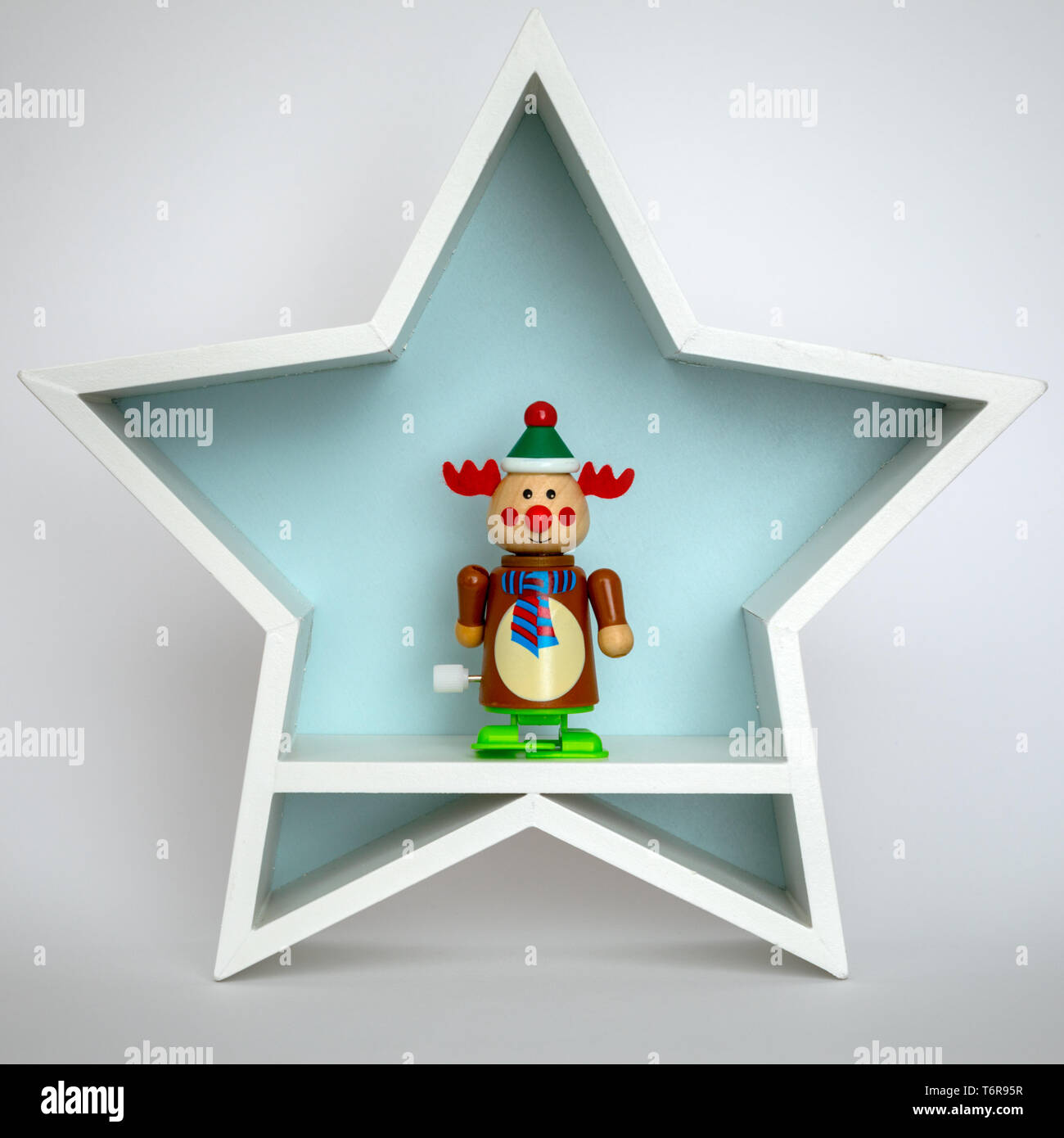 Decorazione di Natale stella bianca con divertenti renne figura all'interno Foto Stock