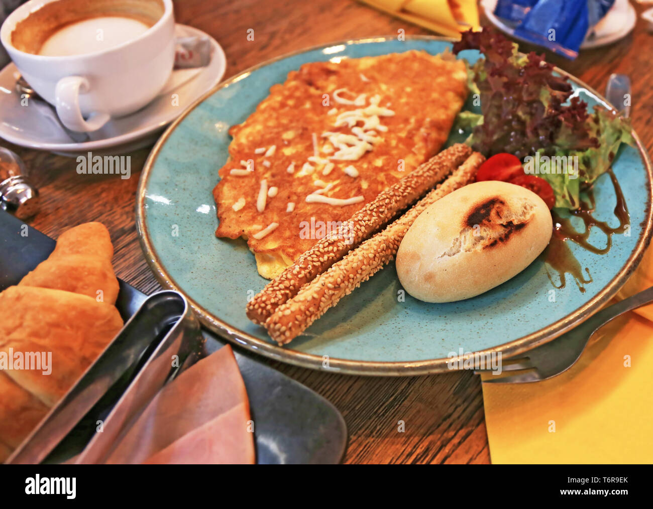 La prima colazione - brunch con la frittata, insalata e pane fresco - still life fotografia di cibo Foto Stock