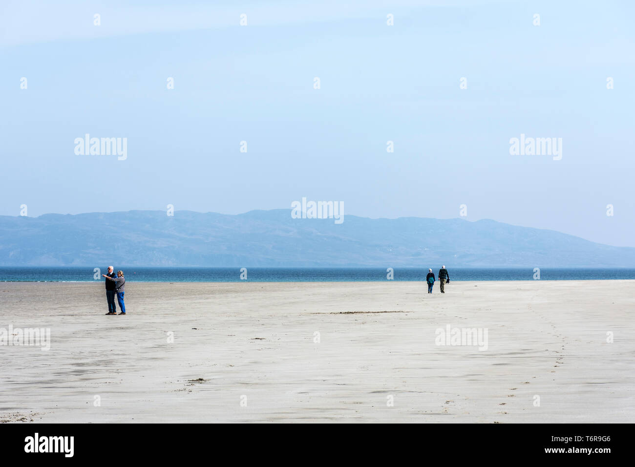 Due coppie senior su una spiaggia a piedi, County Donegal, Irlanda Foto Stock