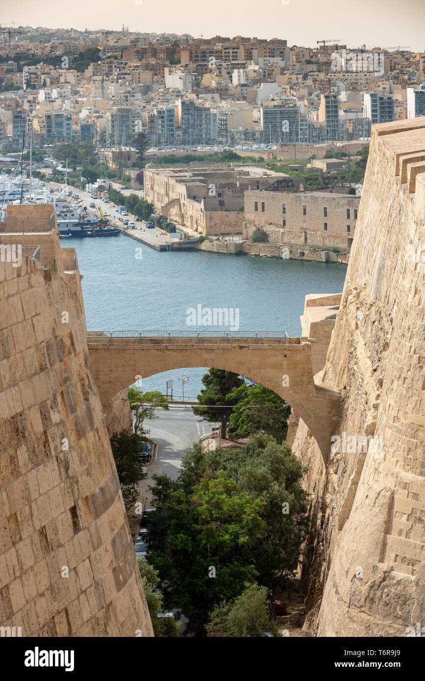 Una vista attraverso la storica fortificazioni di la Valletta attraverso il Porto Marsamxett Harbour a Gzira Foto Stock