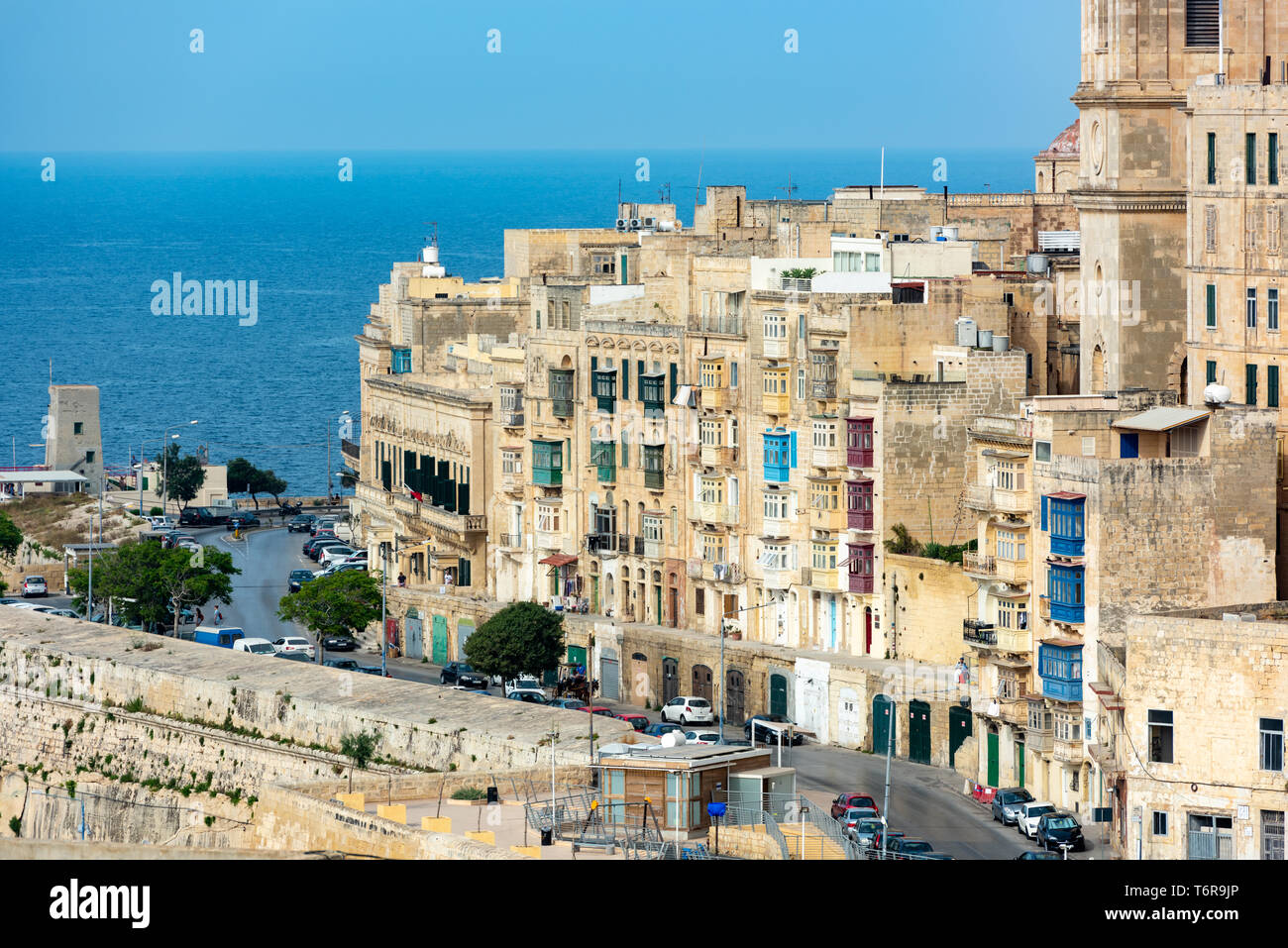 Maltese tradizionali case con i loro variopinti balconi in legno e ornato di calcare linea facciate Triq il Porto Marsamxett a La Valletta. Foto Stock