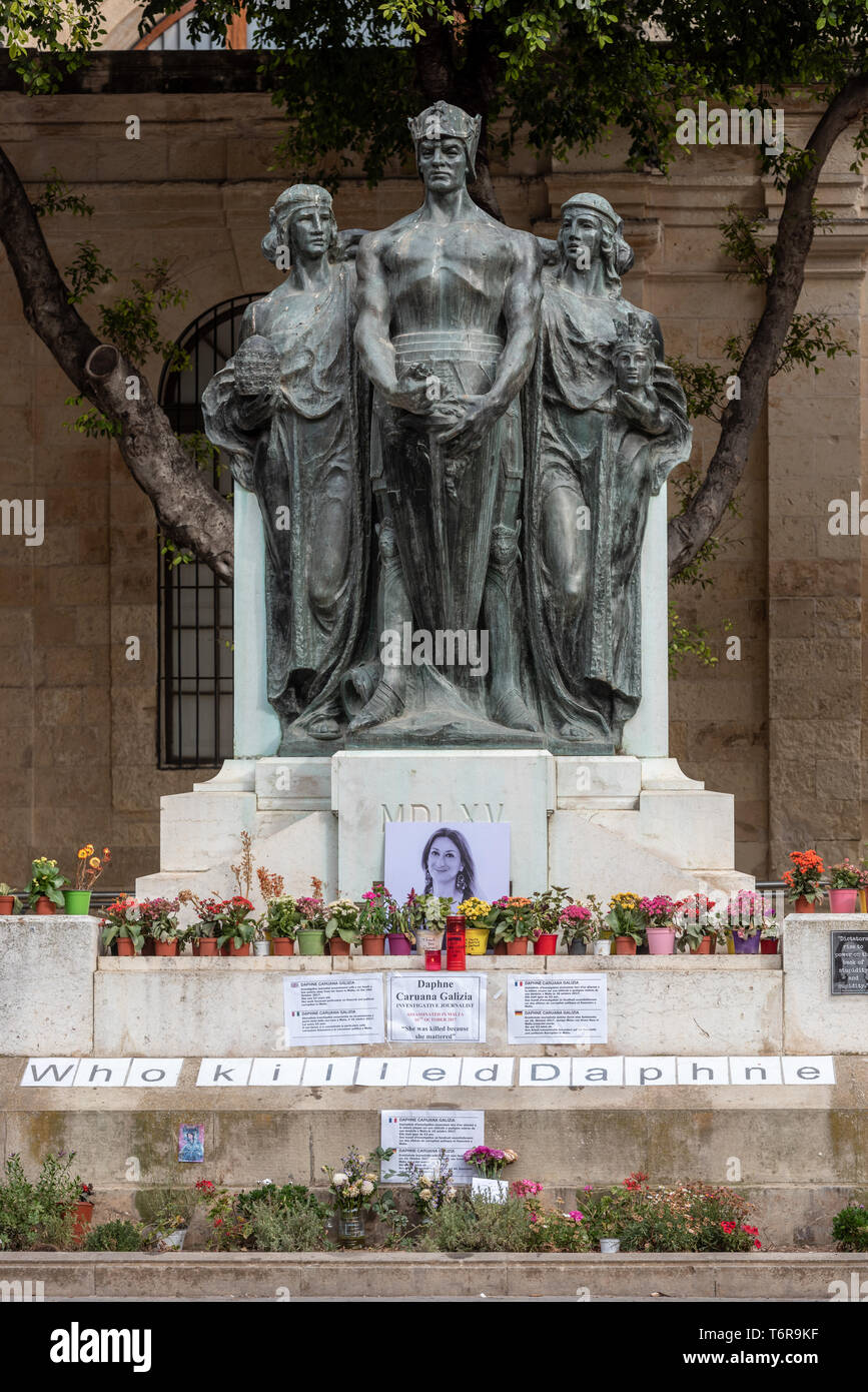 Un santuario di fortuna nel Grande Assedio piazza al giornalista investigativo Daphne Caruana Galizia, ucciso in un attentato all'automobile intrappolata sulla 16 Ott 2017. Foto Stock