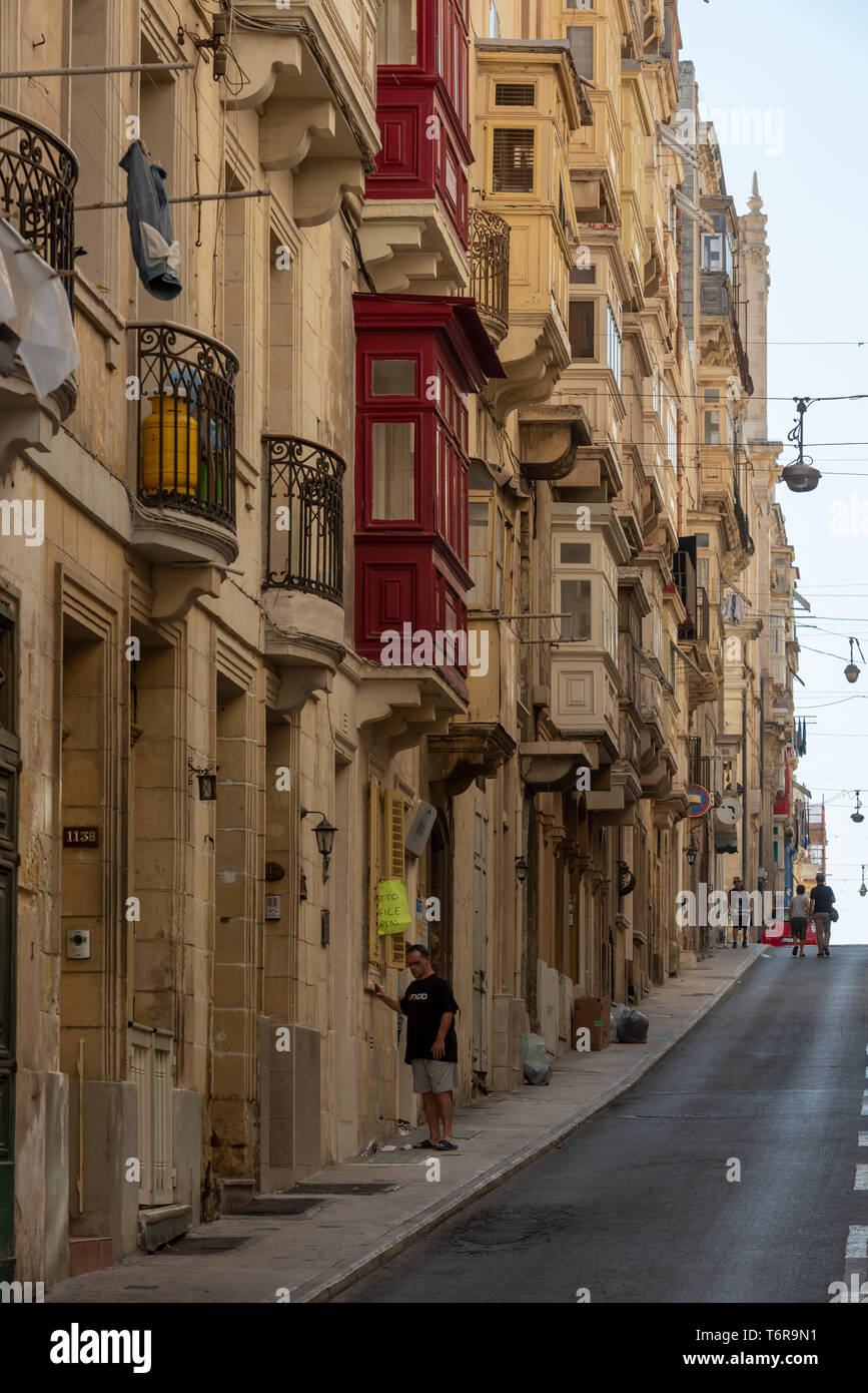 Tradizionali case di maltese in Valletta con la loro vibrante, racchiusi in legno balconi (galleriji) e facciate di pietra calcarea Foto Stock