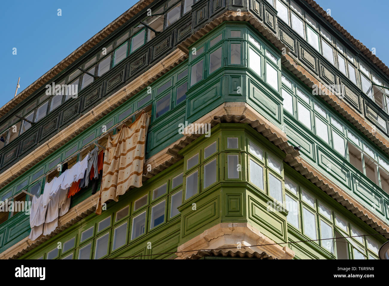 Il lavaggio si blocca a partire da un tradizionale racchiusi in legno balcone (galleriji) su un edificio di appartamenti in corrispondenza di un angolo della repubblica e strade del Nord Foto Stock