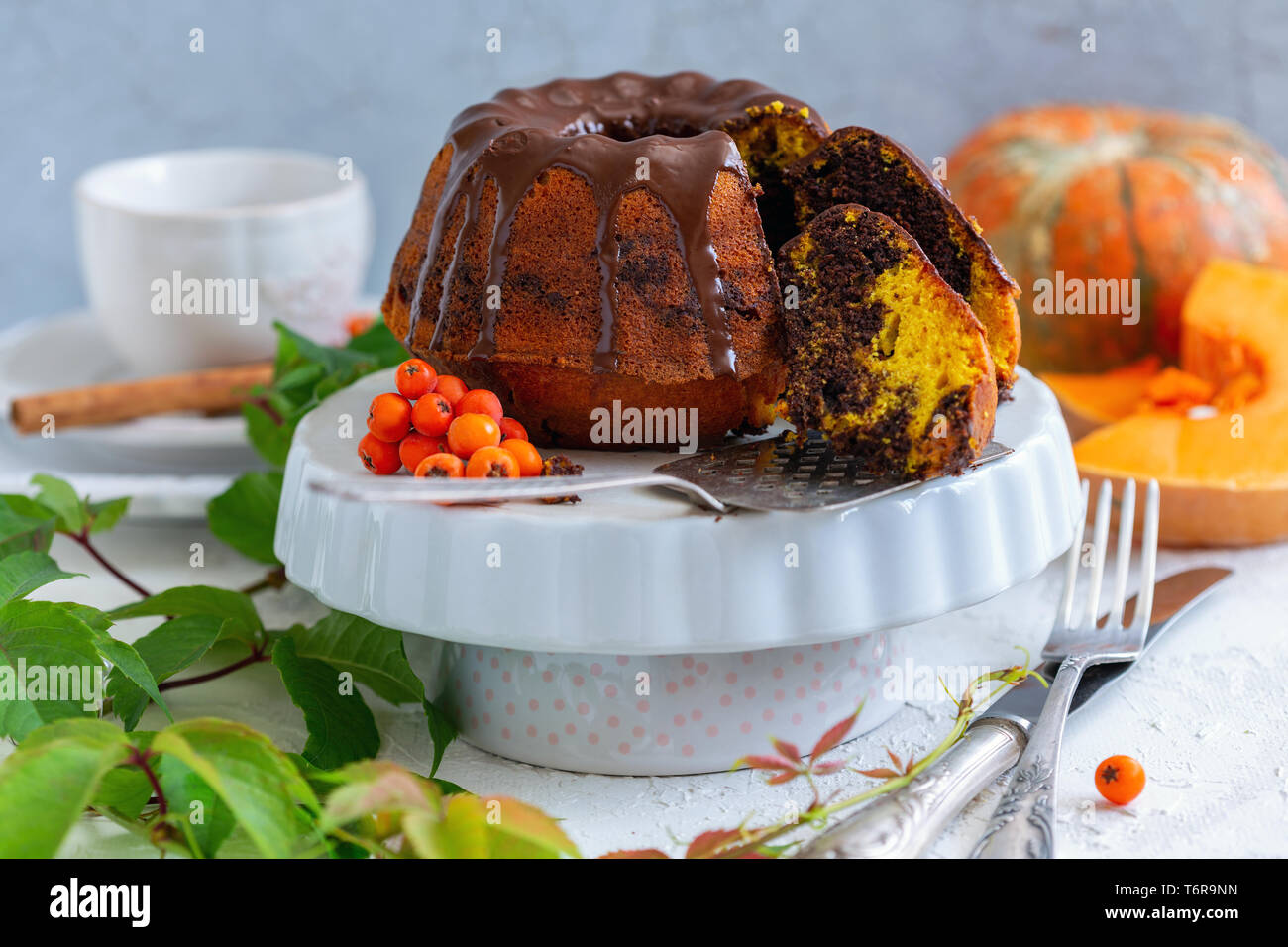 Marmo di zucca torta su un cavalletto. Foto Stock