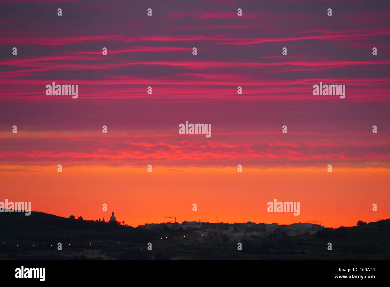 Un bellissimo tramonto sull'isola di Gozo nel Mediterraneo. Foto di Adam Alexander Foto Stock