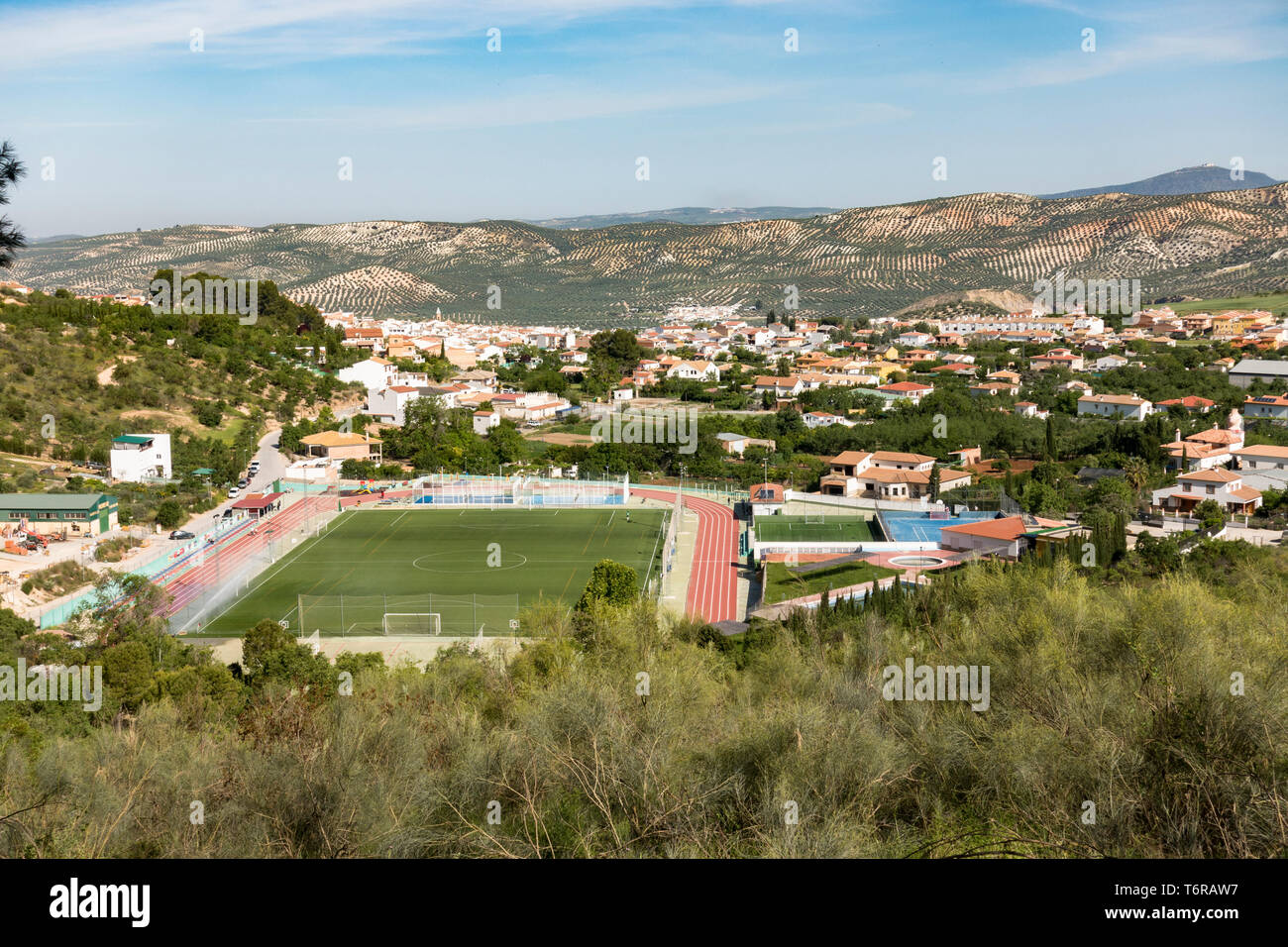 Vista aerea del campo di calcio in Cuevas de San Marcos, Andalusia. Foto Stock