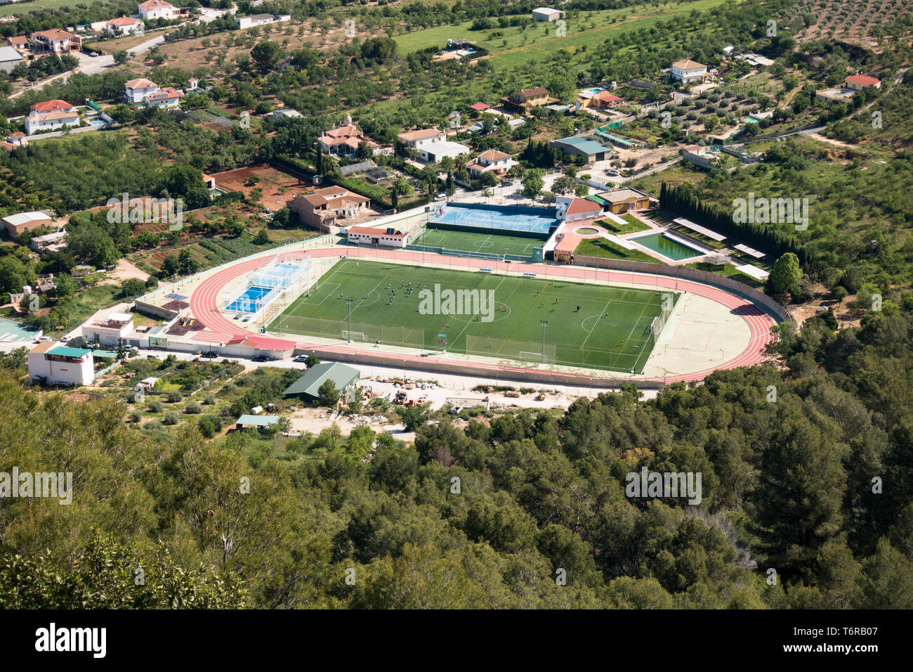 Vista aerea del campo di calcio in Cuevas de San Marcos, Andalusia. Foto Stock