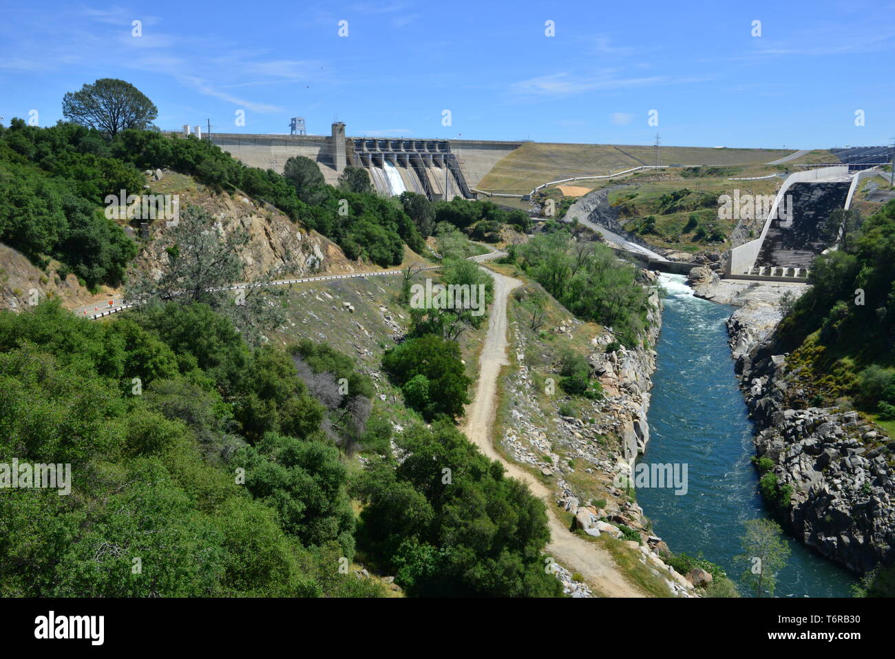 Diga di Folsom in California con una saracinesca aperta. Foto Stock