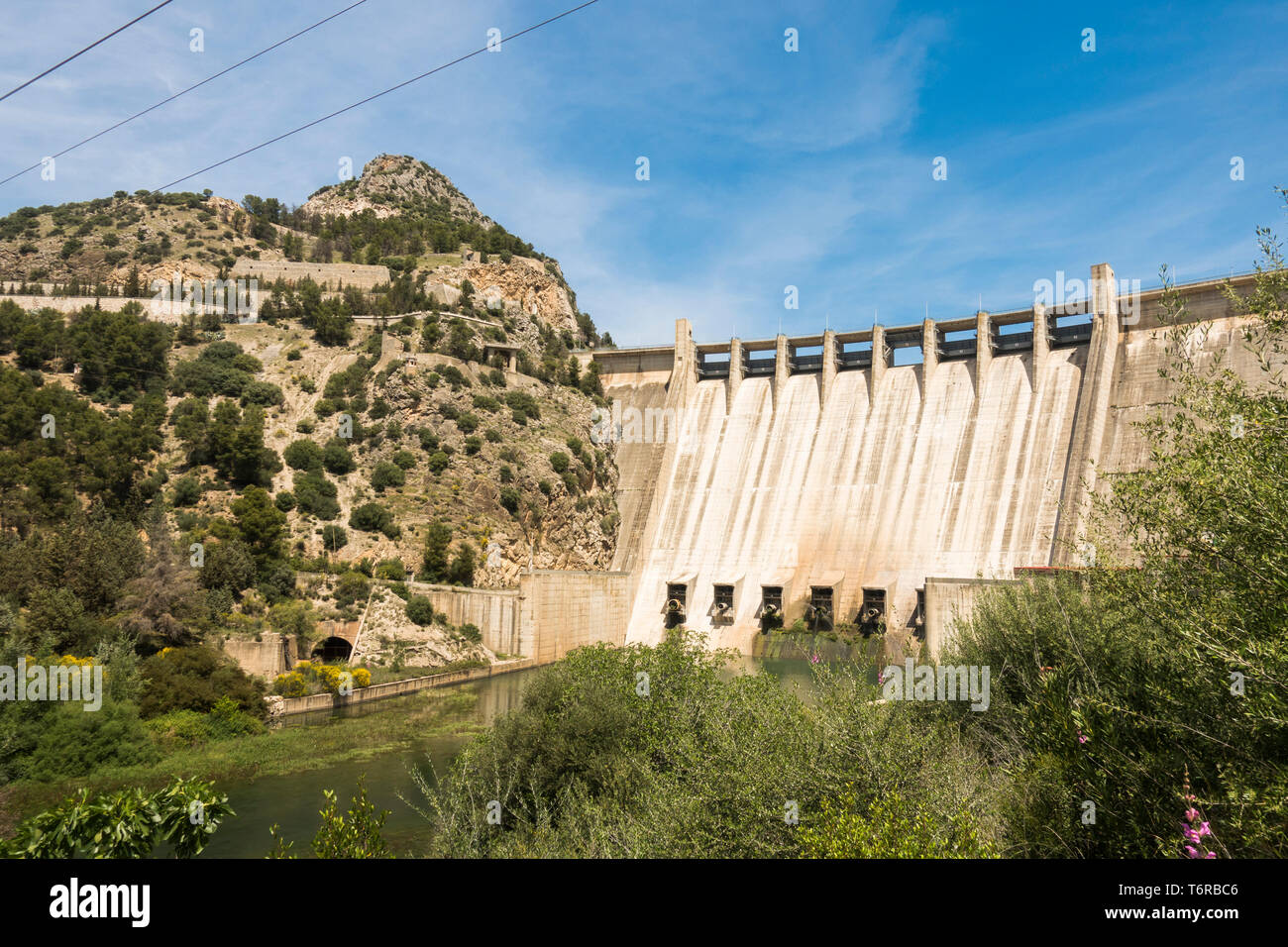 Diga a Iznajar serbatoio, del fiume Geníl, la fornitura di energia elettrica, in provincia di Cordoba, Spagna. Foto Stock