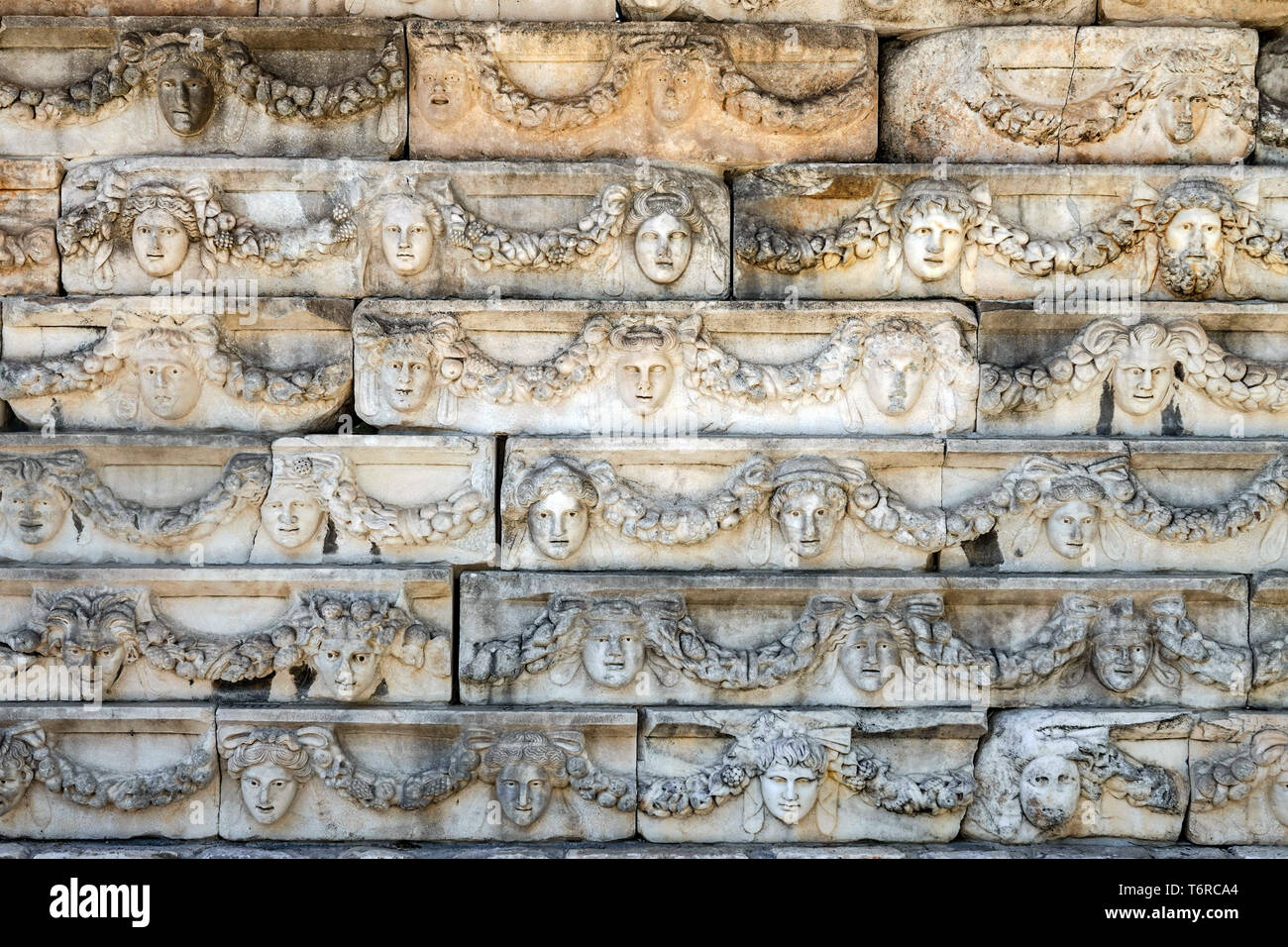 Fregio in marmo scolpito con teste ad Aphrodisias resti romani, sito patrimonio mondiale dell'UNESCO, Turchia occidentale Foto Stock