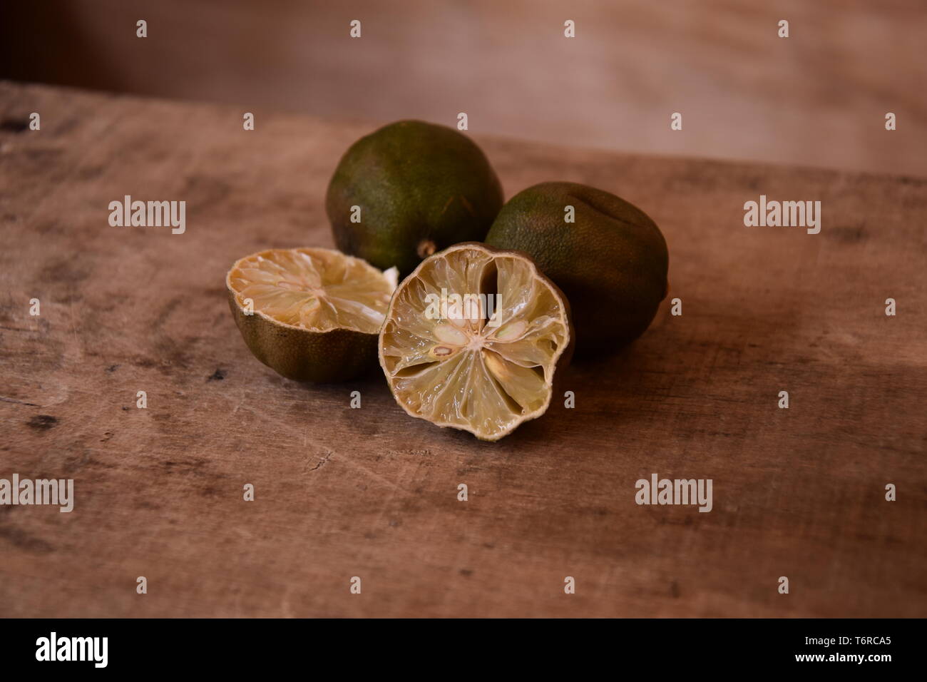 La calce che ha appassiti e mantiene un sapore amaro Foto Stock
