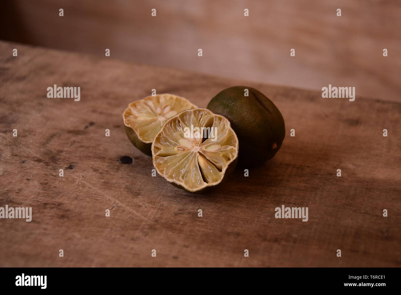 La calce che ha appassiti e mantiene un sapore amaro Foto Stock