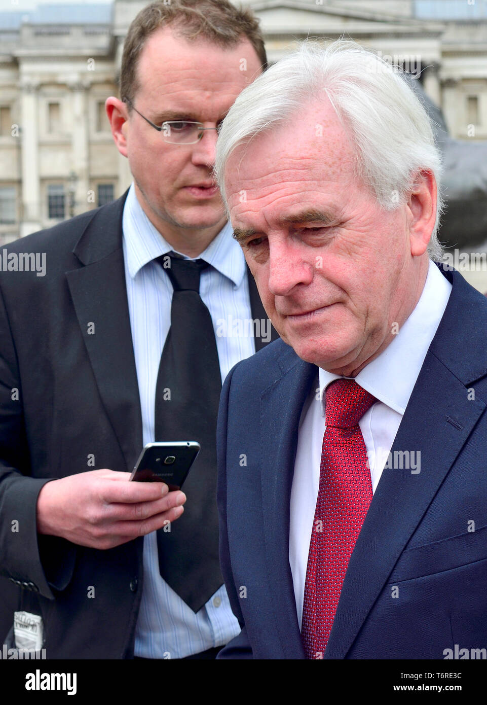 John McDonnell MP (Manodopera: Hayes e Harlington) cancelliere ombra, con la sua testa di comunicazioni strategiche - Andrew Whitaker, in Trafalgar Square Foto Stock