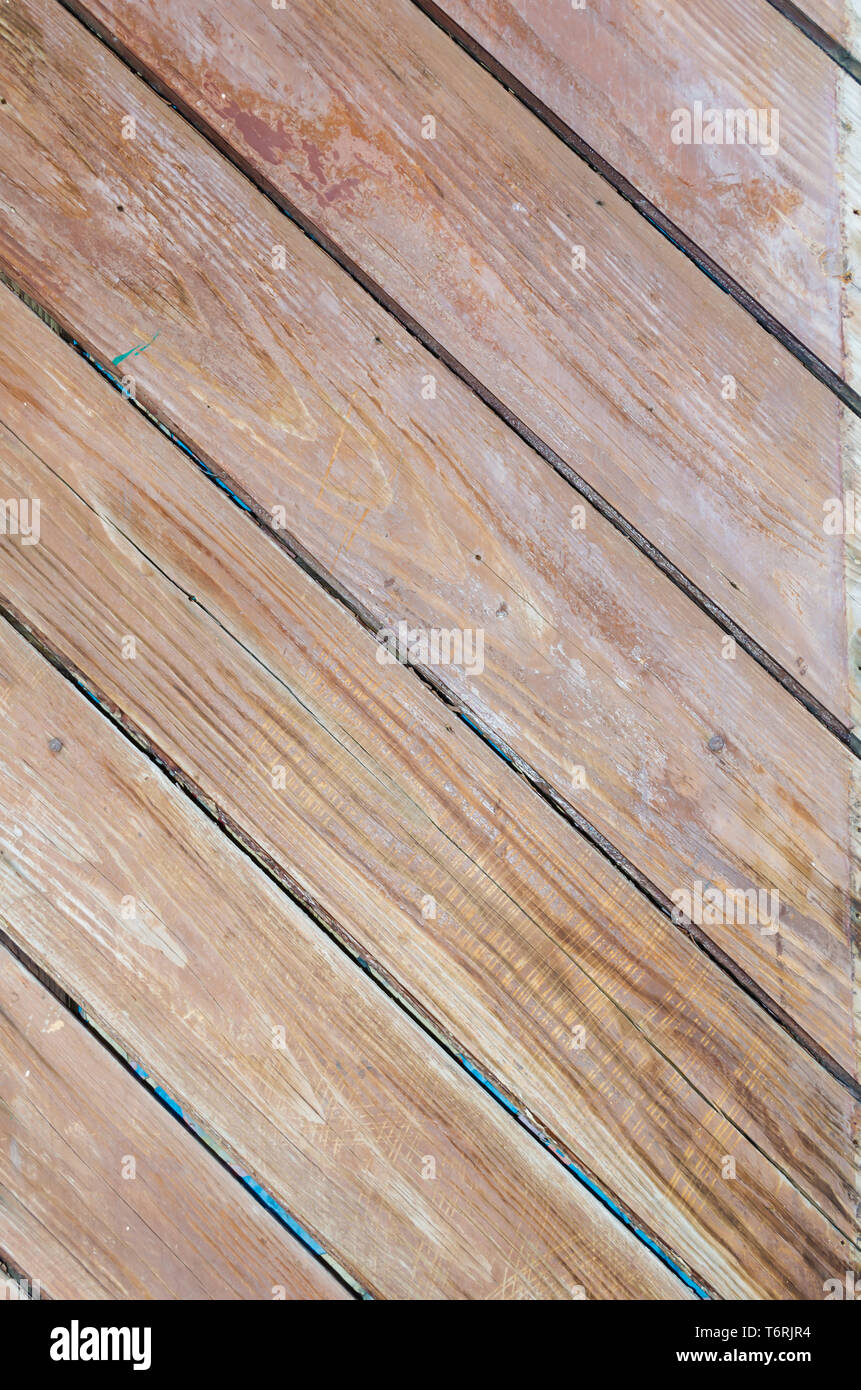 Il legno vecchio texture con linee diagonali con vernice usurata, orientata verticalmente per un utilizzo creativo Foto Stock