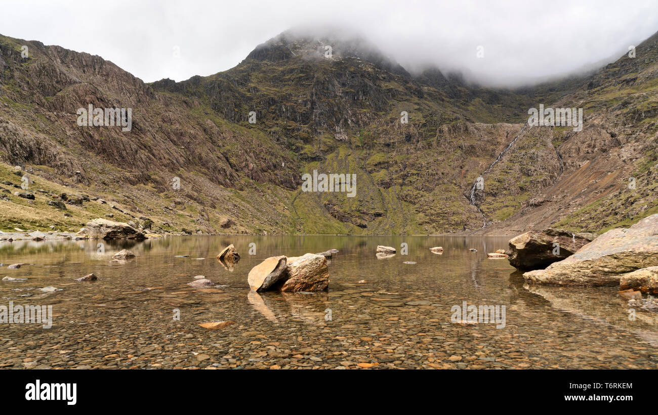 Vista panoramica di Llyn (lago) Llydaw nel Parco Nazionale di Snowdonia, il Galles del Nord. Glaslyn cercando fino alla vetta del Monte Snowdon nel Galles. Foto Stock