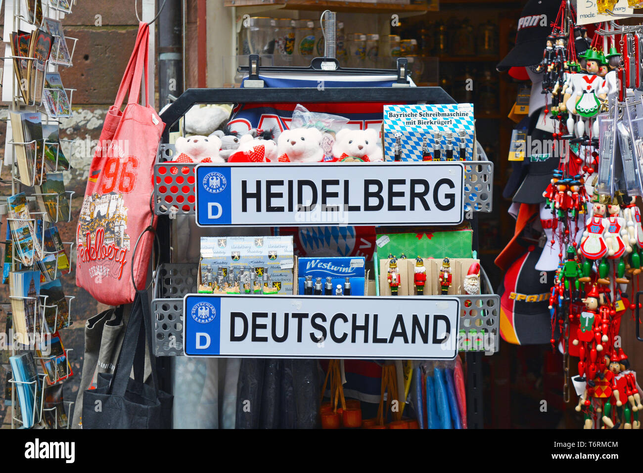 Negozio di souvenir con stand vari souvenir legati alla città di Heidelberg in Germania con targa, il giocattolo di peluche orsi, buste, cartoline e altri Foto Stock