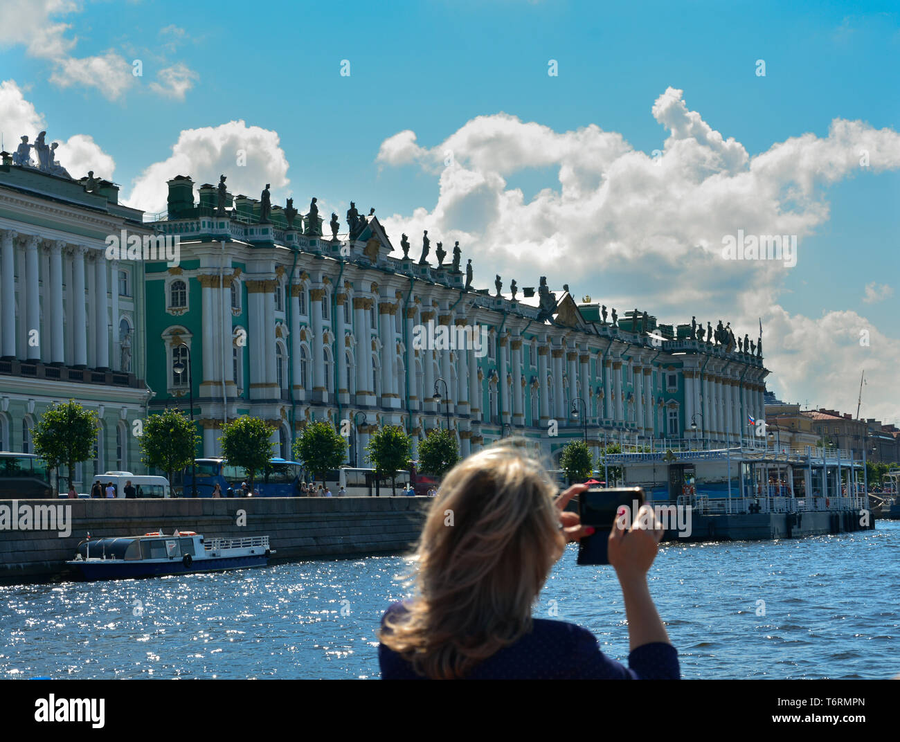 La Russia, San Pietroburgo estate donna sconosciuta di scattare una foto Foto Stock