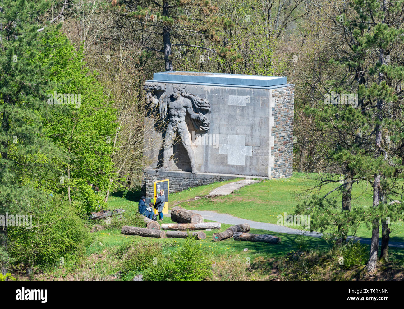 Statua nazista di un torchbearer a Vogelsang College, Eifel, Germania Foto Stock
