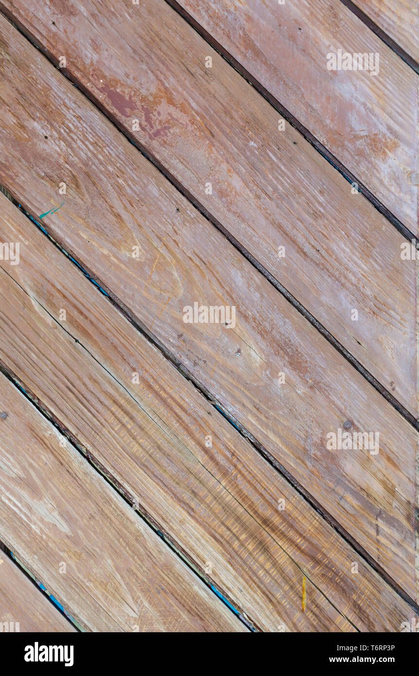 Il legno vecchio texture con linee diagonali con vernice usurata, orientata verticalmente per un utilizzo creativo Foto Stock