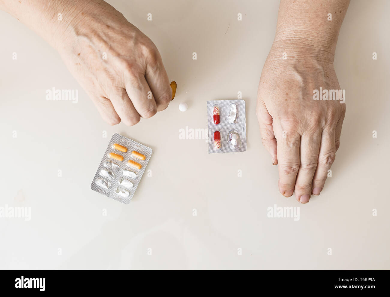 Sport e stile di vita sano, medicina, supplementi nutrizionali e concetto di persone - close up del mans mano azienda capsule Foto Stock